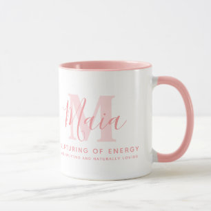 Maia namn betydelse och monogram mjuk rosa text mugg