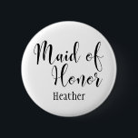 Maid of honor 2 Black Typography med Namn (30) Knapp<br><div class="desc">I den här versionen återges ord"Maid of honor" i svart med ett fantastiskt, modernt skriptteckensnitt från min samling. Typen är större än det andra alternativet och använder därför två rader för orden. Bildfilen är olåst så att du kan minska storleka och lägga till text för brudens namn, om du vill....</div>