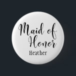 Maid of honor 2 Black Typography med Namn (30) Knapp<br><div class="desc">I den här versionen återges ord"Maid of honor" i svart med ett fantastiskt, modernt skriptteckensnitt från min samling. Typen är större än det andra alternativet och använder därför två rader för orden. Bildfilen är olåst så att du kan minska storleka och lägga till text för brudens namn, om du vill....</div>