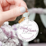Maid of honor Bröllop Gift Cassis Pruple Nyckelring<br><div class="desc">Dessa nyckelkedjor är designade för ge som Maid of honor i er bröllopsfest. Har en enkel men ändå elegant-design med vit bakgrund, kassisk lila eller magenta & Grått-text och en silver faux foil blommigt gräns. Perfekt för att tacka Maid of honor för att ni är en del av er speciella...</div>