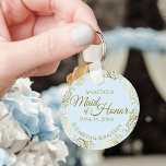 Maid of honor Bröllop Gift Guld Frills & Blek Blue Nyckelring<br><div class="desc">Dessa nyckelkedjor är designade för ge som Maid of honor i er bröllopsfest. De har en enkel utformning av eleganten med en blek med pulverblå färgad, guld och en lacy golden faux foil blommigt gräns. Texten lyder "Maid of honor" med plats för hennes namn, parets namn och bröllop-datumet. Perfekt för...</div>