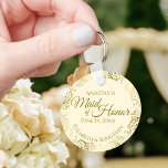 Maid of honor Bröllop Gift Guld Frills för Cream Nyckelring<br><div class="desc">Dessa nyckelkedjor är designade för ge som Maid of honor i er bröllopsfest. De har en enkel utformning av eleganten med en bakgrund i elfenben eller kräm, guld och en lacy golden faux foil blommigt gräns. Texten lyder "Maid of honor" med plats för hennes namn, parets namn och bröllop-datumet. Perfekt...</div>