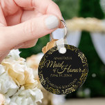 Maid of honor Bröllop Gift Guld Frills på Black Nyckelring<br><div class="desc">Dessa nyckelkedjor är designade för ge som Maid of honor i er bröllopsfest. De har en enkel men ändå elegant utformning med en klassisk svart bakgrund, guld-text och en lacy golden faux foil blommigt gräns. Texten lyder "Maid of honor" med plats för hennes namn, parets namn och bröllop-datumet. Perfekt för...</div>