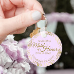 Maid of honor Bröllop Gift Guld Frills på Lilac Nyckelring<br><div class="desc">Dessa nyckelkedjor är designade för ge som Maid of honor i er bröllopsfest. De har en enkel men ändå elegant utformning med blek som lilac lila färgad bakgrund, guld-text och en lacy golden faux foil blommigt gräns. Texten lyder "Maid of honor" med plats för hennes namn, parets namn och bröllop-datumet....</div>