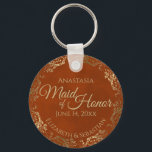 Maid of honor Bröllop, gift Rust Orange och Guld Nyckelring<br><div class="desc">Dessa nyckelkedjor är designade för ge som Maid of honor i er bröllopsfest. De har en enkel utformning av eleganten med rost orange eller brinnad bakgrund av färgad, guld och en lacy golden faux foil blommigt gräns. Texten lyder "Maid of honor" med plats för hennes namn, parets namn och bröllop-datumet....</div>