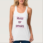 Maid of honor Disco Cowgirl Bachelorette Party Linne Med Racerback<br><div class="desc">Fira i stil med det här grafiska tanktopet som är perfekt för discocowgirl-temed-möhippor. Den har ord MAID OF HONOR som är skrivet i svart och vit ko som döljer mönstrad brev med rosa stjärnaccents.</div>