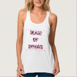 Maid of honor Disco Cowgirl Bachelorette Party Linne Med Racerback<br><div class="desc">Fira i stil med det här grafiska tanktopet som är perfekt för discocowgirl-temed-möhippor. Den har ord MAID OF HONOR som är skrivet i svart och vit ko som döljer mönstrad brev med rosa stjärnaccents.</div>