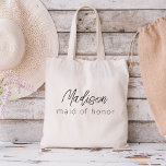 Maid of honor moderna, minimalistskript tygkasse<br><div class="desc">Höj din bachelorette-fest med vår "Bridesmaid Modern Minimalist Script"-samling. Denna utsökta produktlinje förkroppsligar contemporaryns elegans och tidlös stil, perfekt för att fira dina kommande påhitt på ett modernt och sofistikerat sätt. Vårt minimalistiska skript utformar ställe dina brudar i förgrunden och lägger till en kursgrej till varje inslag. Oavsett om det...</div>