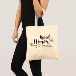 Maid of honor Tote Bag | Chic Swirl Modern Script Tygkasse<br><div class="desc">Din Maid of honor kommer att kärlek den här personligen till väskan! Ett typsnitt för trendiget roligt och en snurrande utsmyckning framför påsen och under det finns utrymme för två linjer anpassningsbar text - lägg till Maid of honor namn, bröllop datum, plats osv. Tidslös och klassisk, men ändå chic och...</div>