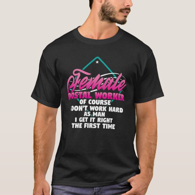 Mail Dam Carrier Female Postal Worker som arbetar  T Shirt (Framsida)