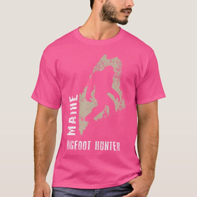 Maine Bigfoot Hunter Funny Sasquatch T Shirt (Framsida)