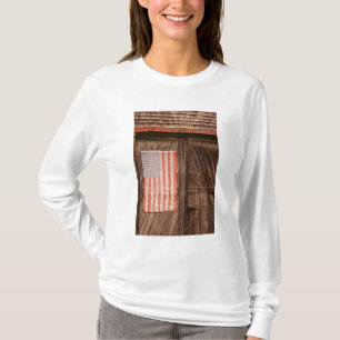 Maine, bleknad amerikansk flagga på dörr till gamm t-shirt