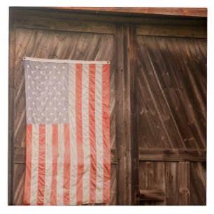 Maine, blekt amerikanskt flagga på dörr till gamma kakelplatta