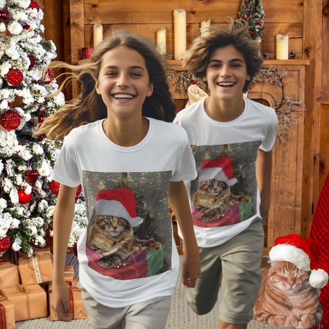 Maine Coon Cat Santa & Gifts Julgran bakom Tee Shirt (Maine Coon Cat Santa & Gifts Christmas Tree Behind T-Shirt)
