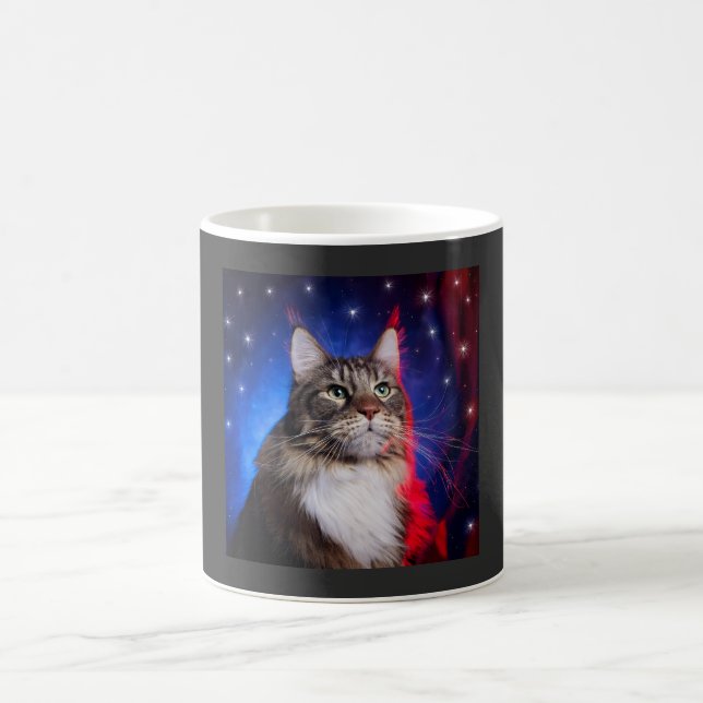 Maine Coon Katt Med Röd Vit Blå Aura Och Stjärnor Kaffemugg (Center)