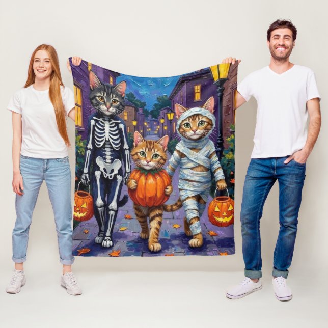 Maine Coon-katter som går runt och bugar på Hallow Fleecefilt (På plats)