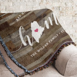 Maine Home State Personlig Rustic Wood look Filt<br><div class="desc">Visa lite stolthet över hemmet med den här söta, rustiska träplattan som innehåller "hem" i vita kalligrafskript med en silhuett karta i delstaten Maine som står i för "O" i brev. En rosa hjärtillustration inuti det statliga karta kompletterar designen. Du kan ändra hjärtans position till din hemstad genom att öppna...</div>