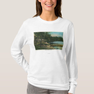 MaineView av en kvinna på en kanot vid kusten T-shirt
