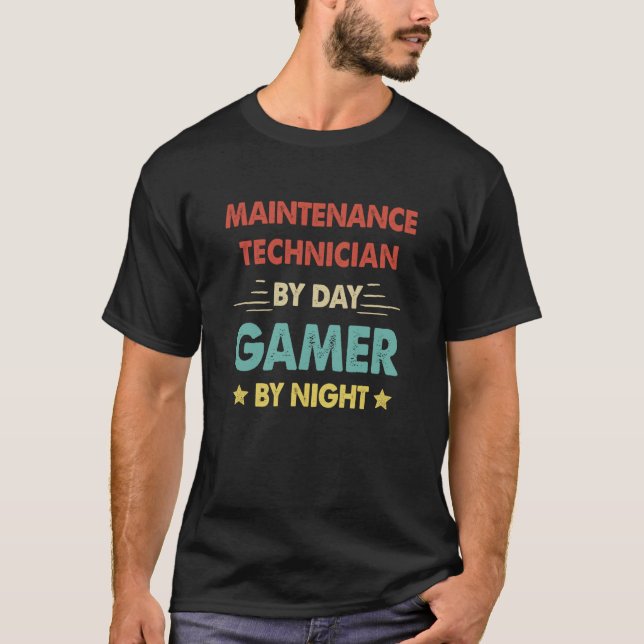 Maintenance Technician By Day Gamer By Night  1 T Shirt (Framsida)