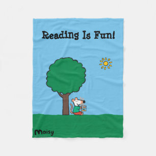 Maisy läser henne bibliotekboken utanför fleecefilt
