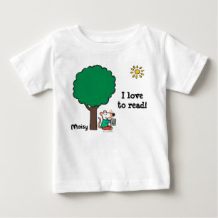 Maisy läser henne bibliotekboken utanför tröja