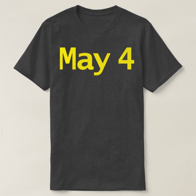 Maj 4-typografi i Gult Text T Shirt (Design framsida)