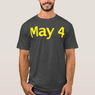 Maj 4-typografi i Gult Text T Shirt
