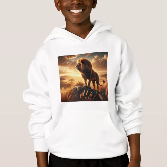 majestätischer Löwe steht stolz auf einem Felsen T Shirt (Framsida)