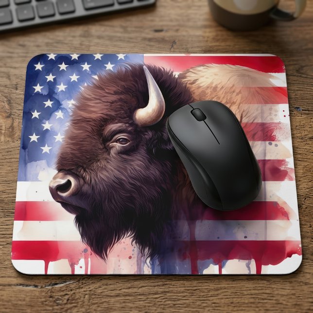 Majestätisk Amerikansk Bison & Patriotisk Flagg Ko Musmatta (Majestic American Bison & Patriotic Flag Artwork. Mouse Pad)