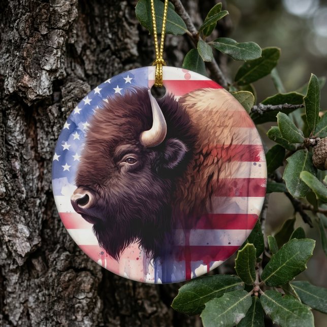 Majestätisk Amerikansk Bison & Patriotisk Flaggkon Julgransprydnad Keramik (Majestic American Bison & Patriotic Flag Artwork. Ceramic Ornament)