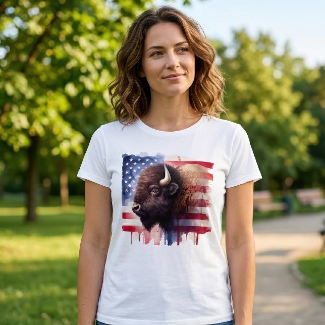 Majestätisk Amerikansk Bison & Patriotisk Flaggkon T Shirt (Majestic American Bison & Patriotic Flag Artwork. Women Basic White T-Shirt)