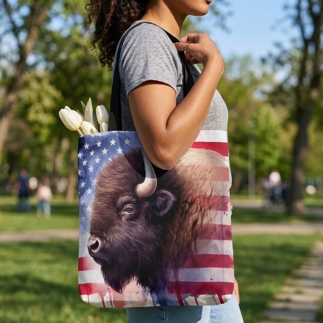 Majestätisk Amerikansk Bison & Patriotisk Flaggkon Tygkasse (Majestic American Bison & Patriotic Flag Artwork. Tote Bag)
