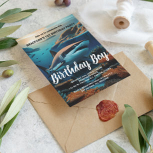 Majestätisk haj som glider genom havets djup vykort