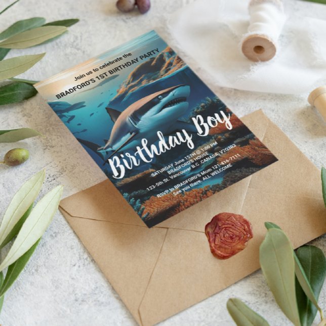 Majestätisk haj som glider genom havets djup vykort (Skapare uppladdad)