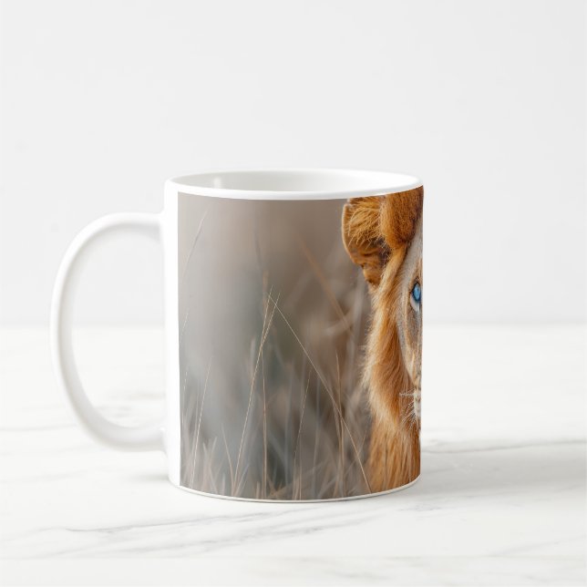 Majestätisk manlig lejon med lysande blå ögon kaffemugg (Vänster)