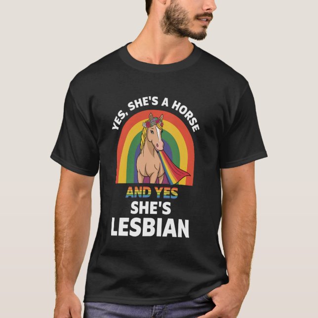 Majestätisk seriehäst med regnbåge t shirt (Framsida)