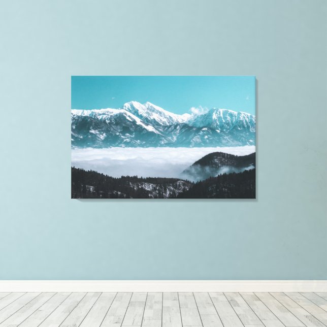 Majestätiska berg som reser sig över dimmig dal canvastryck (Insitu (trägolv))