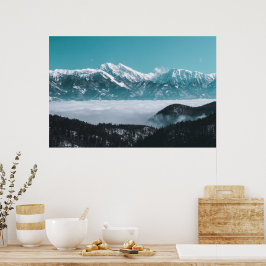 Majestätiska berg som reser sig över dimmig dal poster