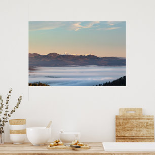 Majestätiska berg Triglav med dimma i dalen Poster