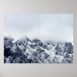 Majestätiska berg under moln poster