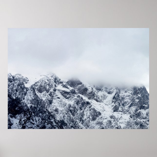 Majestätiska berg under moln poster (Framsidan)