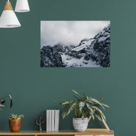 Majestätiska berg under molnen poster