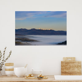 Majestätiska berget Triglav med dimma i dalen Poster