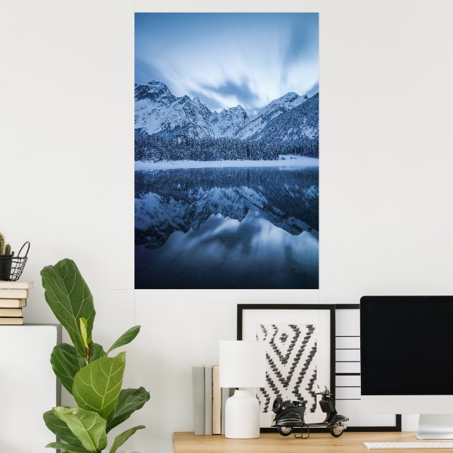 Majestätiska bergs reflektion Fusine sjö, Italien Poster (Hemmakontoret)