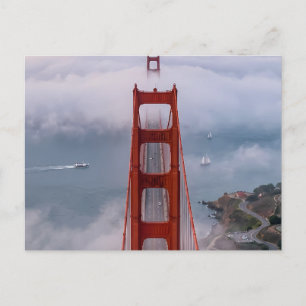 Majestätiska Golden Gate Bridge i dimmiga moln Kon Vykort