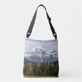 Majestätiska Mount Robson ovanför skog och äng Axelväska