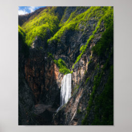 Majestätiska vattenfallet Boka i vårprakt Poster