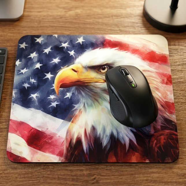 Majestätlig Porträtt av Vitörad Havsörn med Amerik Musmatta (Majestic Bald Eagle Portrait with American Flag. Mouse Pad)