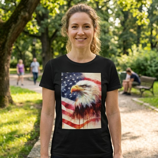 Majestätlig Porträtt av Vitörnad Havsörn med Ameri T Shirt (Majestic Bald Eagle Portrait with American Flag. Women Basic Black T-Shirt)