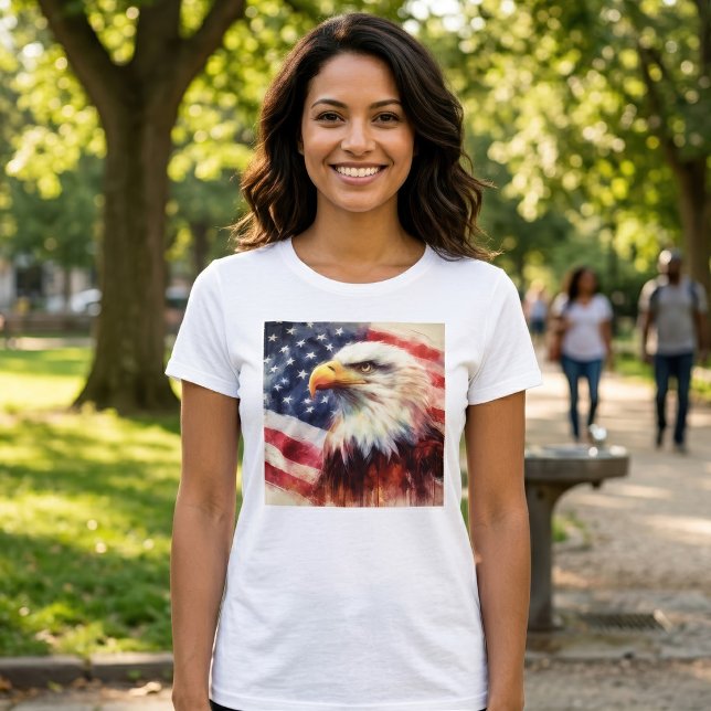 Majestätlig Porträtt av Vitörnad Havsörn med Ameri T Shirt (Majestic Bald Eagle Portrait with American Flag. Women Basic White T-Shirt)